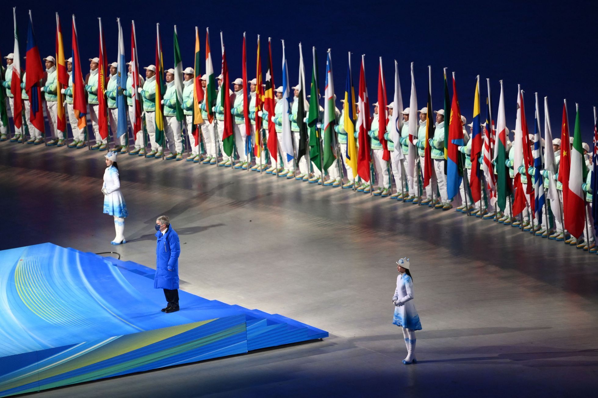 Slavnostní zahájení ZOH 2022 v Pekingu: prezident MOV Thomas Bach a vlajky všech zúčastněných zemí