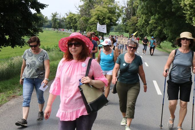 Protestní pochod lidí proti těžbě štěrkopísku a na ochranu pitné vody na Hodonínsku.