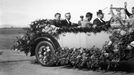 Charles A. Lindbergh jede se starostou San Diega v autě s květinami během oslav, na kterých byl přivítán zpět v San Diegu po svém letu z New Yorku do Paříže. 21. 9. 1927.