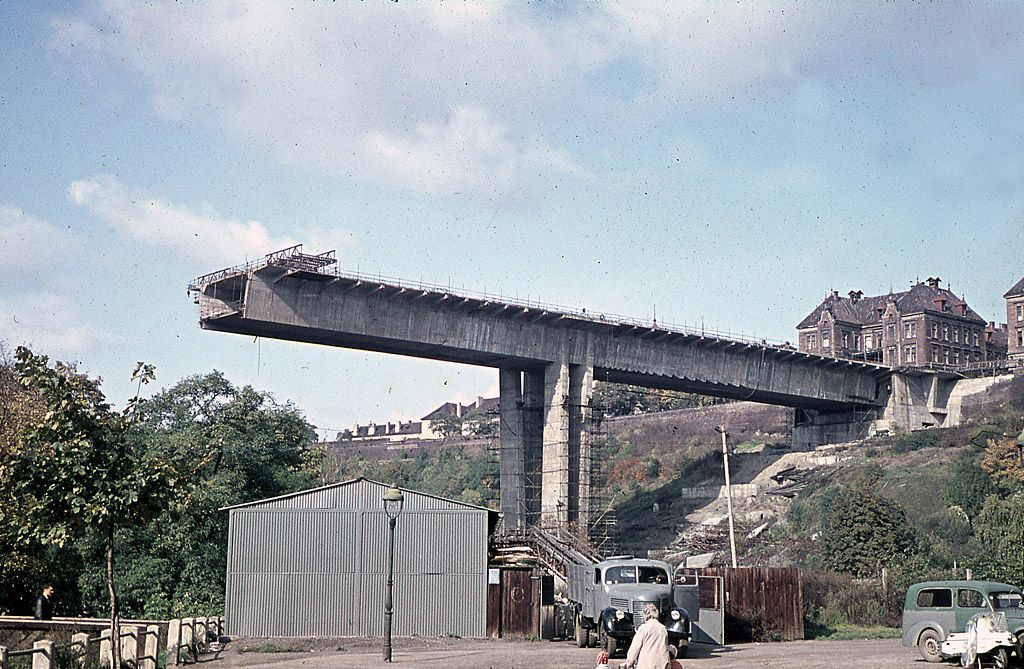 Obrazem: Unikátní fotografie z historie stavby Nuselského mostu / rok 1968