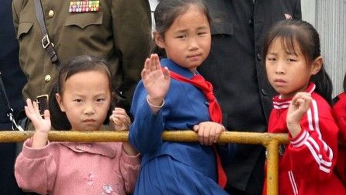 Obyvatelé izolované Severní Koreje - jediného komunistického státu s dědičnou vládou
