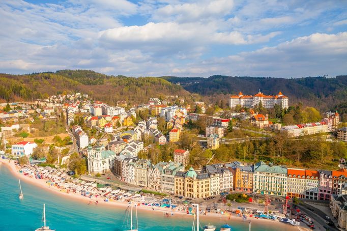 Karlovy Vary. Fiktivní koláž zhotovená pomocí umělé inteligence, která ukazuje, jak by známá místa v Česku vypadala, kdyby Česká republika měla své vlastní moře.