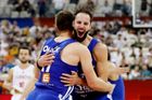 basketbal, MS 2019, Česko - Turecko, Jaromír Bohačík (vlevo) a Vojtěch Hruban slaví vítězství a postup
