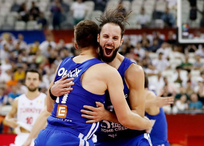 basketbal, MS 2019, Česko - Turecko, Jaromír Bohačík (vlevo) a Vojtěch Hruban slaví vítězství a postup