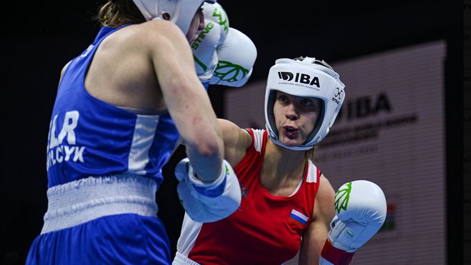 Ruská boxerka Azalia Aminevová v akci na MS v Indii.