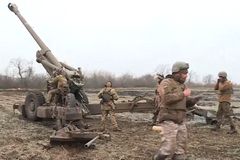 Staré houfnice na Ukrajině ohromují přesností. Ničí tanky i celé muniční sklady