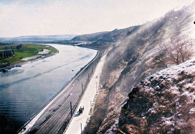 Pohled z Barrandovské skály - ze stráně nad Barrandovou deskou na vltavské údolí. Vpravo pod skálou silnice z Hlubočep do Chuchle. Rok cca 1926. Kolorováno.