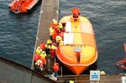 U Británie hořel trajekt, cestující evakuoval vrtulník