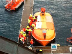 Většinu z 262 cestujících a členů posádky převezli záchranáři na člunech do přístavu.
