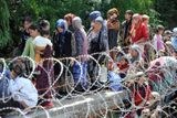 Z centra nepokojů Oše prchají desetitisíce Uzbeků, hlavně starci, ženy a děti.