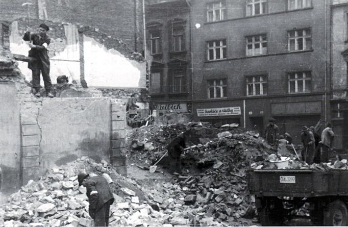 Němci odklízejí trosky v Ústí nad Labem