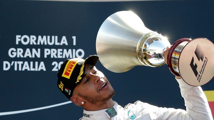 Lewis Hamilton slaví triumf v Monze.