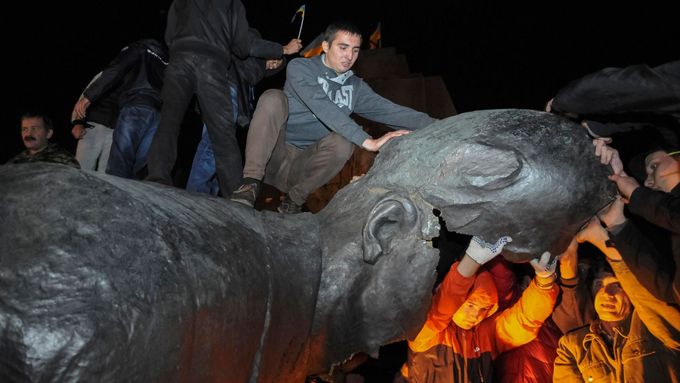Odstraňování sochy Lenina v Charkově.