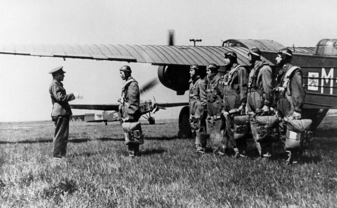 Nástup osádky těžkého bombardovacího letounu Aero MB-200. (Vojenský historický ústav/Eduard Stehlík)