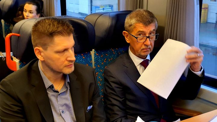 Babiš jel vlakem řešit středočeskou dopravu, ČD poslaly lepší vagon než obvykle