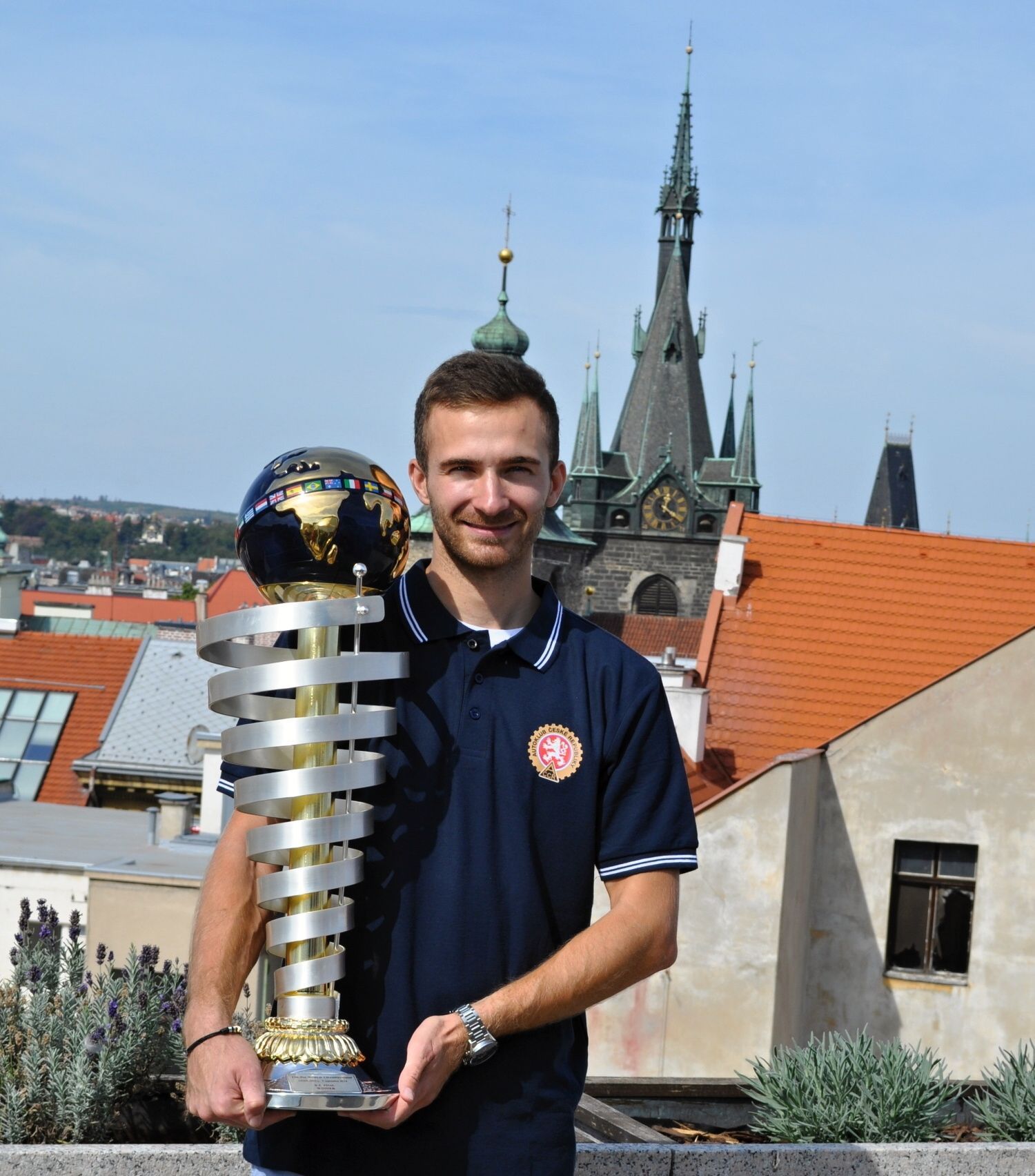 Motokárista Patrik Hájek s trofejí pro mistra světa elitní kategorie KZ1
