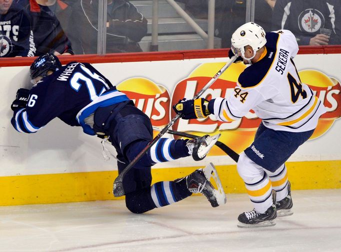 Andrej Sekera a Blake Wheeler v NHL 2013