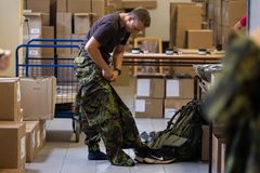 Čínské batohy z Ruska už jsou v české armádě. Dodavatel vyměnil vojákům přezky