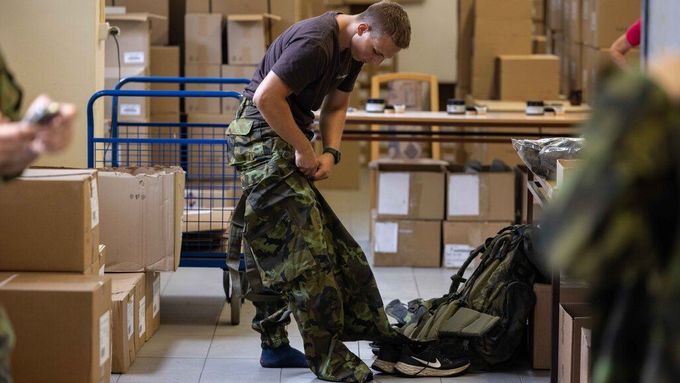 Vojáci už mají ve skladech všech 800 objednaných batohů. Slovenská firma Niltex je opravila a dodala v průběhu srpna. Ilustrační foto.