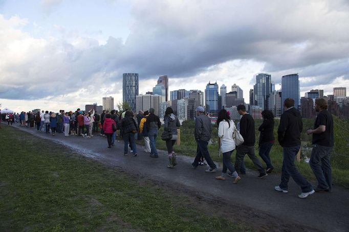 Obyvatelé Calgary sledují rozvodněnou řekou Bow v centru města