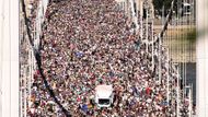 Na sobotní 30. ročník pochodu hrdosti v Budapešti přišlo téměř 200 000 lidí, podle organizátorů jde o rekordní účast při takovém pochodu v Maďarsku, píše agentura AFP. Maďarská média odhadla počet účastníků na 100 000. Akce se konala navzdory zákazu policie. Účastníkům hrozí pokuta, organizátorům rok vězení. Podle agentury Reuters se pochod změnil v protest proti vládě.