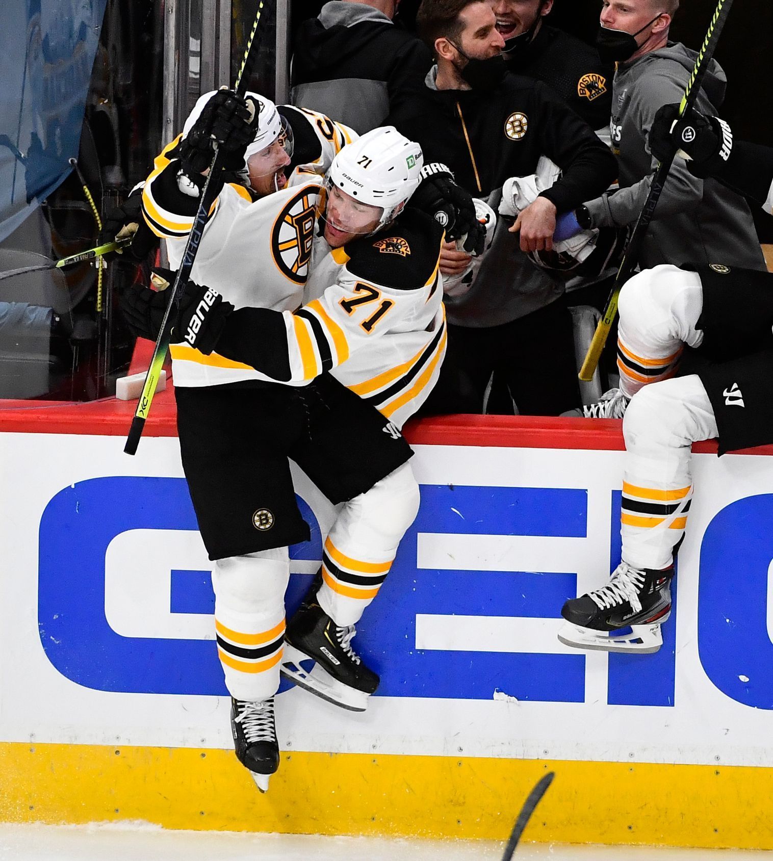 hokej, NHL 2020/2021, Stanley Cup Play off - Boston Bruins at Washington Capitals, Brad Marchand slaví gól, kterým zápas v prodloužení rozhodl