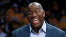 Bývalý basketbalista Magic Johnson sleduje utkání NBA 2012/13 mezi Los Angeles Lakers a Dallasem Maverics.