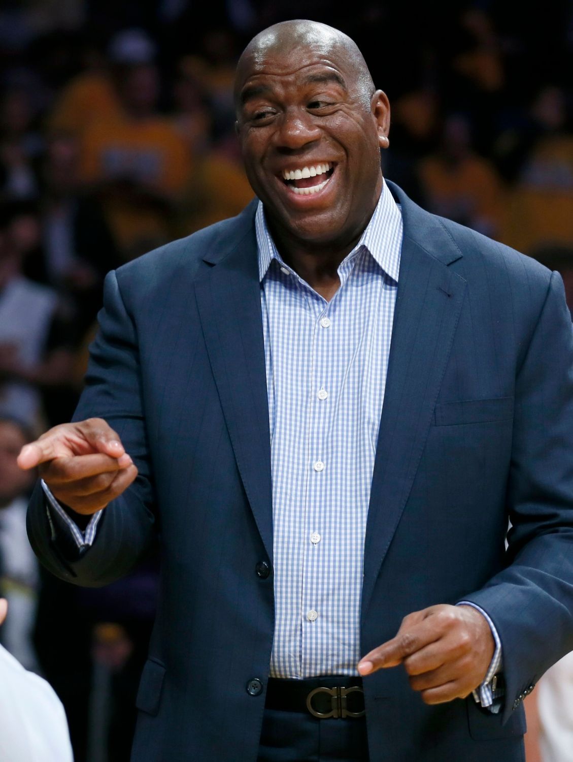 Bývalý basketbalista Magic Johnson sleduje utkání NBA 2012/13 mezi Los Angeles Lakers a Dallasem Maverics.