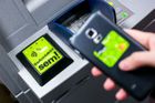 Z bankomatu vyberete bezkontaktně. Novinku chystá první banka v Česku