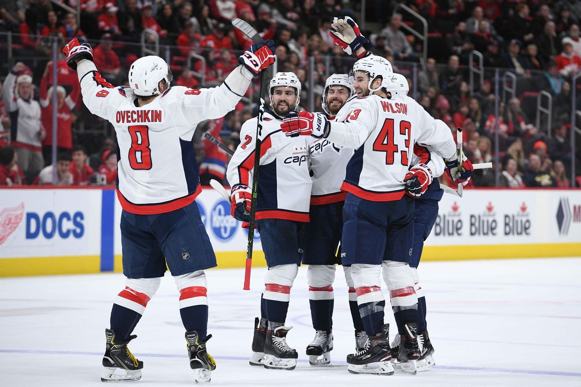 hokej, NHL 2018/2019, Detroit - Washington, Michal Kempný (třetí zleva) slaví vítěznou trefu