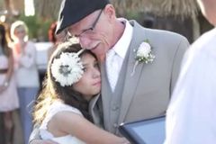 VIDEO Umírající otec připravil 11leté dceři svatební den