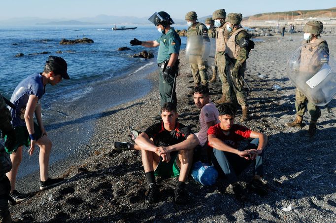 Španělská armáda hlídá migranty, kteří se dostali do země z Maroka