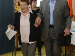 Prezident Václav Klaus doprovodil 3. června svou maminku Marii do volební místnosti v Lánech na Rakovnicku, kde odevzdala hlas ve volbách do Poslanecké sněmovny.