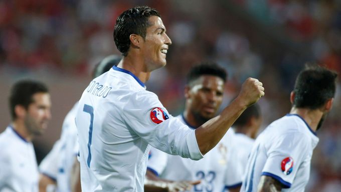 Portugalský útočník Cristiano Ronaldo slaví hattrick v síti Arménie.