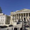 Čestná stráž vynáší Fordovu rakev z budovy Kongresu