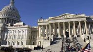 Čestná vojenská stráž vynáší rakev s americkým exprezidentem Geraldem Fordem z budovy Kongresu v průběhu Fordova státního pohřbu
