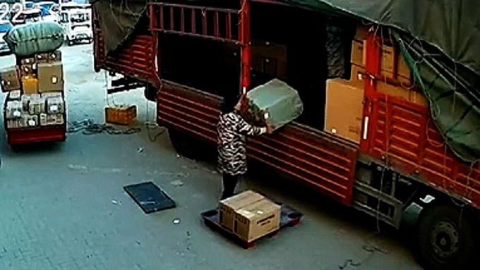 Při vykládání zásilek v Číně explodovala krabice s třaskavinami.