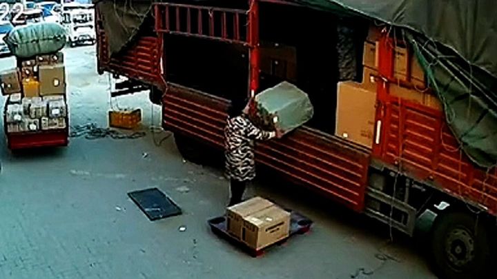 Ohlušující zásilka. Na tento balík pracovník logistické firmy nikdy nezapomene; Zdroj foto: Asociated Press