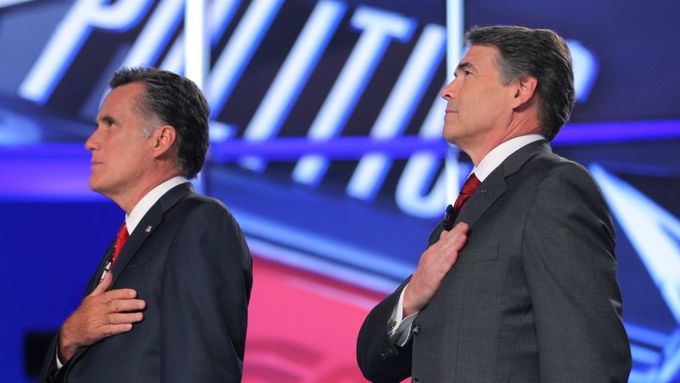 Romney (první zleva) a Perry, dva největší soupeři, při hraní americké hymny před debatou