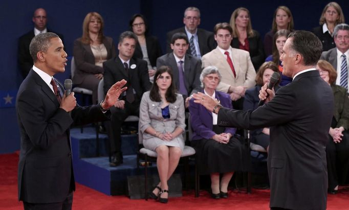 V druhé televizní debatě uchazečů o Bílý dům došlo i na vzájemné překřikování, na snímku se snaží hovořit současně jak Barack Obama, tak Mitt Romney