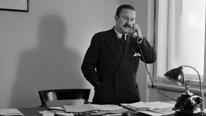 Adolf Hoffmeister jako sekční šéf ministerstva informací, prosinec 1946.