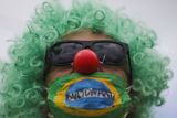 Demonstrující Brazilec v masce klauna.