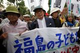 Demonstranti vytvořili lidský řetěz a spoutali jím tokijské sídlo ministerstva obchodu a průmyslu, jež má jadernou energetiku na starosti.