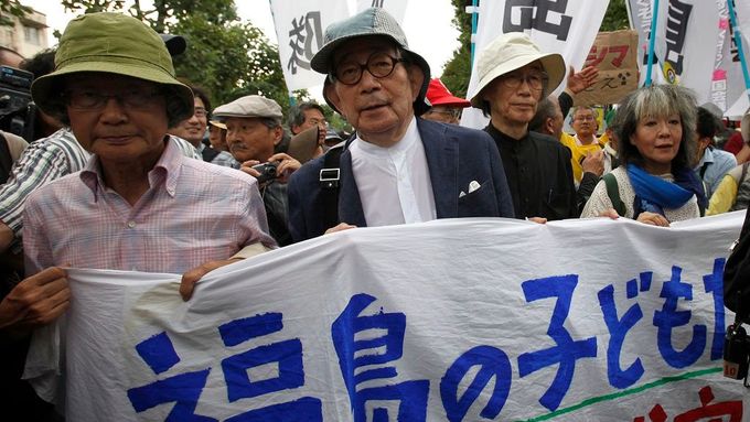 Kenzaburo Oe demonstruje za uzavření jaderné elektrárny Hamaoka.