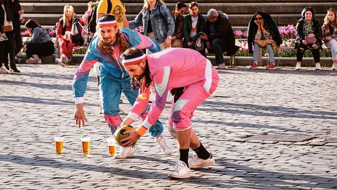 Foto: Davy turistů zpět v Praze. A s nimi nafukovací panny, pivní klání i trdelníky