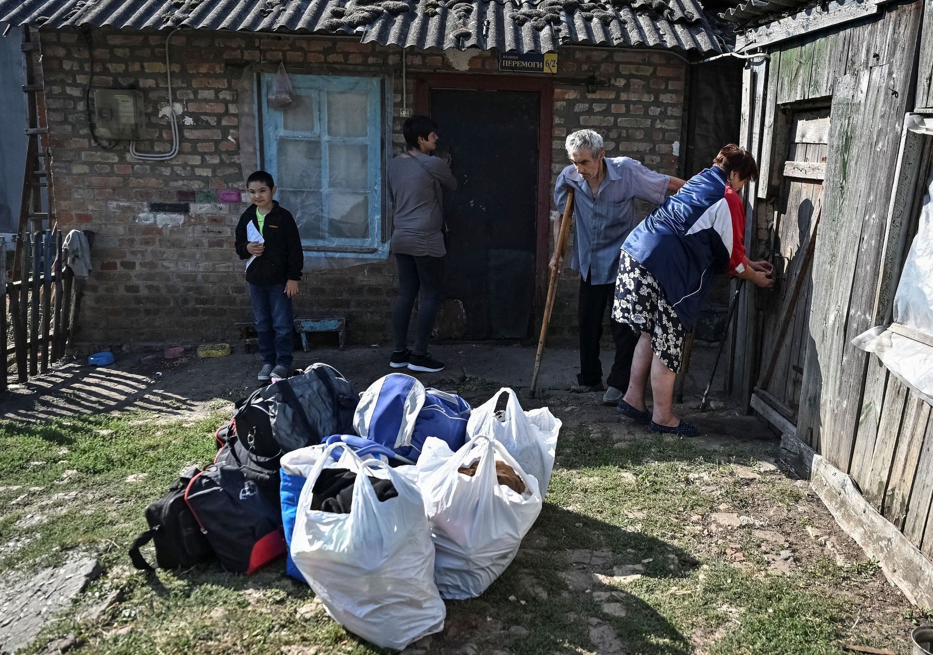 Obyvatelé ukrajinské vesnice Stepnohirsk v Záporožské oblasti se evakuují kvůli ruskému ostřelování.