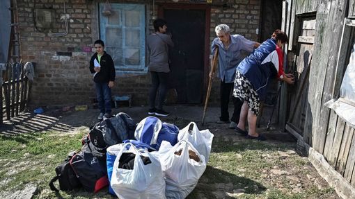 Obyvatelé ukrajinské vesnice Stepnohirsk v Záporožské oblasti se evakuují kvůli ruskému ostřelování.