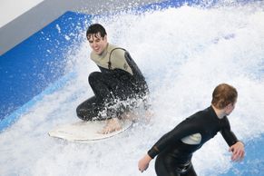 Obrazem: Čeští surfaři už nemusí jezdit trénovat k oceánu, v Praze se otvírá umělá vlna