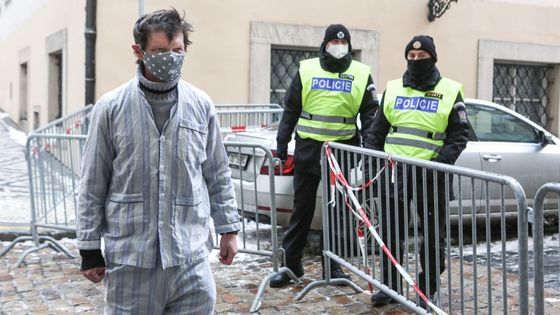 Foto: V županu i pyžamu přímo za poslanci. Studenti protestovali za návrat do škol