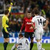Liga mistrů: Real Madrid - Manchester United: Robin van Persie (MU) dostává kartu; rozhodčí Felix Brych